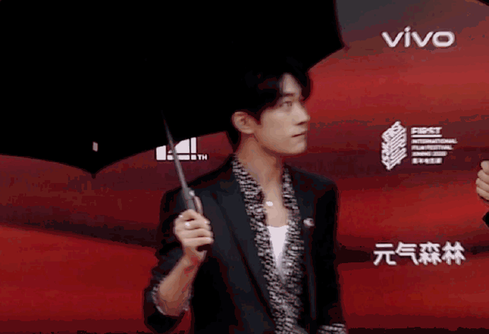 易烊千玺|易烊千玺影展走红毯，撑伞好苏成“妙蛙小千”，和井柏然同框意外曝身高打脸