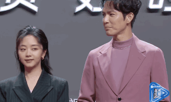 鞠婧祎|杨幂顶秃头微笑营业，鞠婧祎腿歪加增高垫，鹅到底捏住了多少艺人的把柄啊！