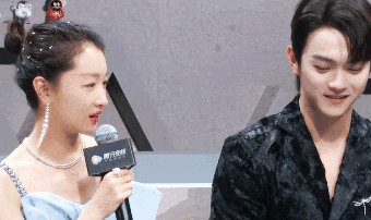 鞠婧祎|杨幂顶秃头微笑营业，鞠婧祎腿歪加增高垫，鹅到底捏住了多少艺人的把柄啊！