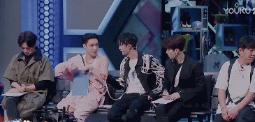 王一博|王一博在线发糖卖断货，改变火锅蘸料和肖战同款，CP粉过年了