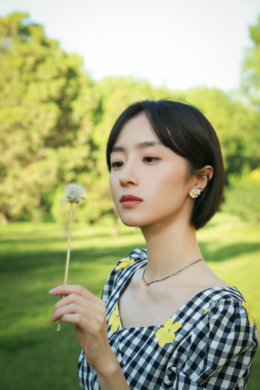 胡冰卿剪短发后更减龄了穿复古格纹裙出镜清纯得像大一新生