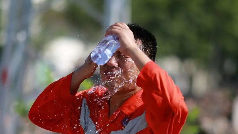 39高温下蔡甸街头拍下的真实一幕必须告诉大家