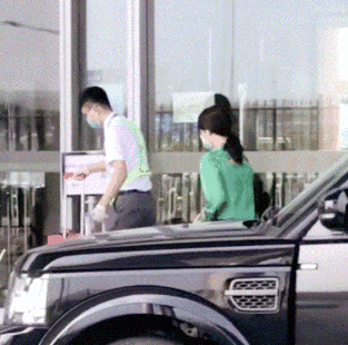 杨紫|杨紫现身机场被路人抓拍到生图，在失去了十级PS后，她的身材是这样的！