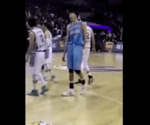 翟晓川|生死战又如何！比赛间隙易建联拍了拍晓川屁股：场下都是好兄弟