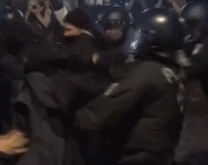 警察|为驱赶左翼抗议者，德国警察连推带踹，还用上了胡椒喷雾！