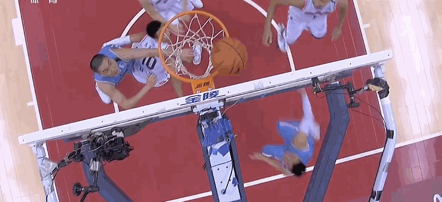 林书豪|血染球衣尽力了！林书豪投丢绝平球很不服，大度拥抱赵睿祝贺广东