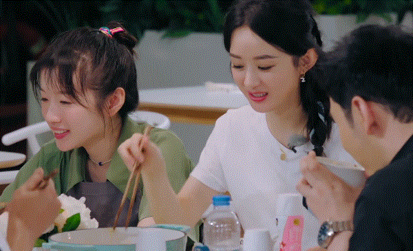 赵丽颖|赵丽颖扒拉菜盘子被吐槽，强硬洗白惹网友逆反，黑历史惨被扒