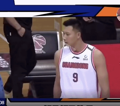 翟晓川|生死战又如何！比赛间隙易建联拍了拍晓川屁股：场下都是好兄弟