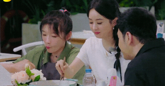 赵丽颖|赵丽颖被批没素质，吃饭翻菜画面曝光，薛之谦曾嘲讽这一类人