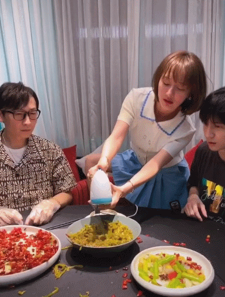 赵丽颖|赵丽颖被批没素质，吃饭翻菜画面曝光，薛之谦曾嘲讽这一类人