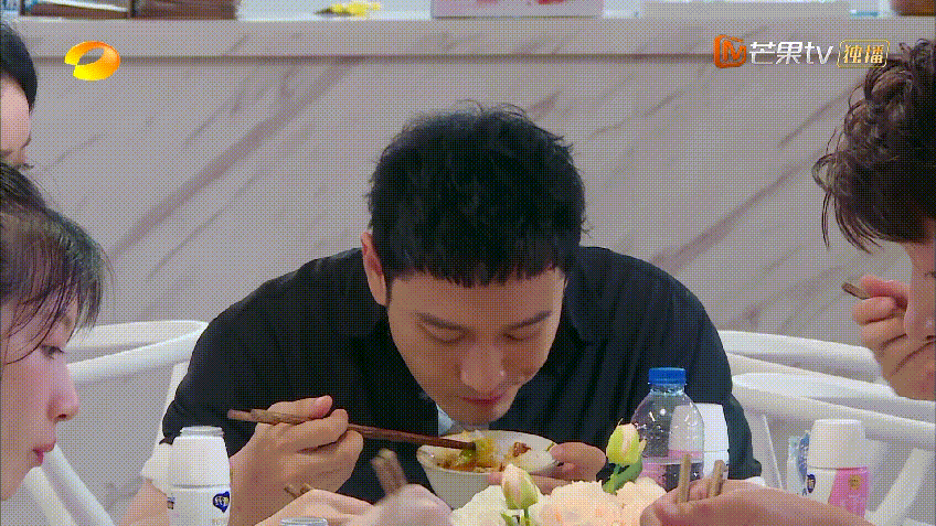 赵丽颖|赵丽颖扒拉菜盘子被吐槽，强硬洗白惹网友逆反，黑历史惨被扒