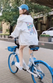 李小璐|李小璐大街上骑单车，打扮青春有活力，嘟嘴做鬼脸少女范儿十足！