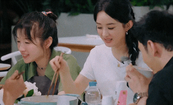 赵丽颖|赵丽颖最大的问题，不是盘里扒拉菜，是粉丝认为可爱的“补刀”