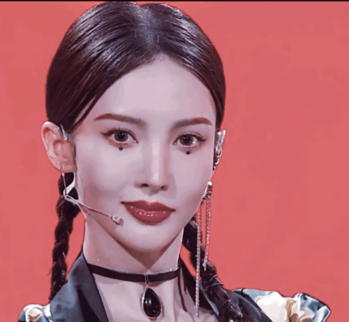 金晨晒|好直率的姐姐！金晨晒童年照回应嘴歪的问题嘴歪怎么了，影响美貌了嘛？