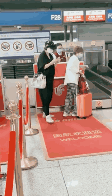 蒋欣|蒋欣算不算业界奇迹，新照曝光比自己助理还壮，却凭演技戏约不断