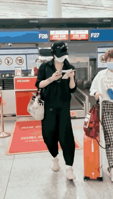 蒋欣|蒋欣算不算业界奇迹，新照曝光比自己助理还壮，却凭演技戏约不断