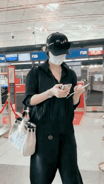 蒋欣|蒋欣算不算业界奇迹，新照曝光比自己助理还壮，却凭演技戏约不断