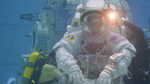 阿努什·安萨里|能让富豪们破产的旅行，只有这个了