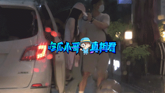 王晶|65岁王晶夜会长腿美女，全程灿笑步伐急促同回酒店，贴心照顾行为亲密