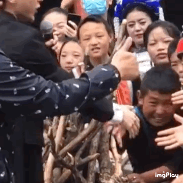 蔡徐坤|蔡徐坤参加心连心慰问演出路透，生图绝了，和男孩握手对方表情写满激动