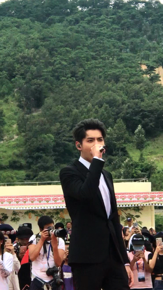 吴亦凡|吴亦凡做公益耍大牌？随行工作人员开道一把推开军人，对方一脸懵