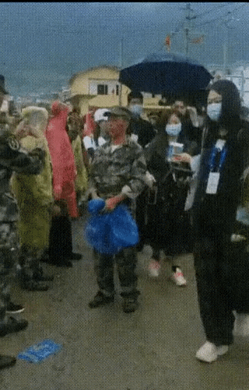 吴亦凡|吴亦凡做公益耍大牌？随行工作人员开道一把推开军人，对方一脸懵