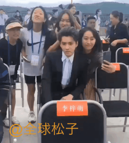 吴亦凡|吴亦凡遭网友怒批做公益像在应付，工作人员求合影他却满脸嫌弃