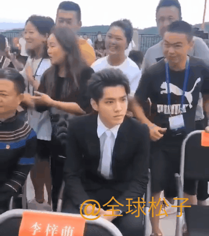 吴亦凡|吴亦凡遭网友怒批做公益像在应付，工作人员求合影他却满脸嫌弃