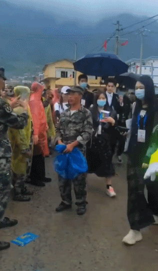 张馨予|明星不易：张馨予被当粉丝，张歆艺被爸爸屏蔽，李荣浩晒自拍被嘲