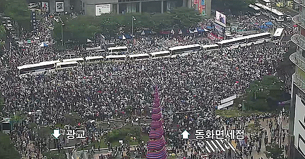 首尔|这个国家是你个人的吗：韩国上万人集会 要求罢免文在寅