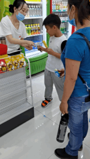 黄圣依|黄圣依富豪婆婆带孙子逛超市，安迪买雪糕乖巧交零钱，奶奶打扮朴素