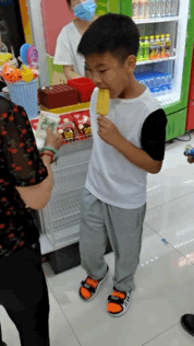 黄圣依|黄圣依富豪婆婆带孙子逛超市，安迪买雪糕乖巧交零钱，奶奶打扮朴素