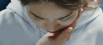 王一博|王一博跨界演喜剧，尔冬升幕后坐镇，献出摸脸杀却被女生抽巴掌