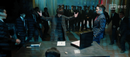 王一博|王一博跨界演喜剧，尔冬升幕后坐镇，献出摸脸杀却被女生抽巴掌