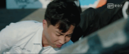 王一博|王一博跨界演喜剧，尔冬升幕后坐镇，献出摸脸杀却被女生抽巴掌