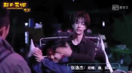 王一博|王一博跨界演喜剧，尔冬升幕后坐镇，献出摸脸杀却被女生抽巴掌