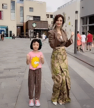 张丹峰|洪欣带女儿跳舞不见老公，张丹峰一心忙事业，仍偷偷关注毕滢！