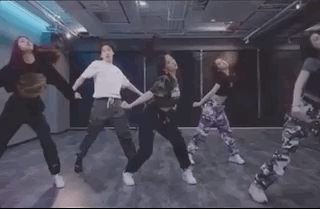 汪曼熙|汪峰大女儿小苹果晒舞蹈视频，表情管理到位，稳居C位又美又飒