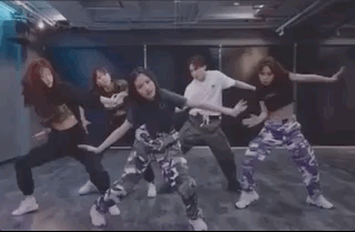 汪曼熙|汪峰大女儿小苹果晒舞蹈视频，表情管理到位，稳居C位又美又飒