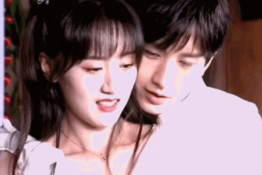 来看看昨天两位主演在现场的还原成毅和袁冰妍两位主演在直播现场重现