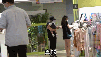 安以轩|安以轩八个月孕肚曝光，与老公牵手做产检，晒铅笔腿堪称最美孕妇