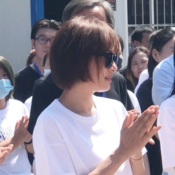 孙俪|孙俪新戏开机生图曝光，头发罕见变长了，穿白衣短裤清纯似少女