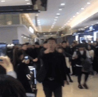 吴亦凡|保安公司道歉、粉丝网友互喷，舆论发酵了几天，吴亦凡去哪了？