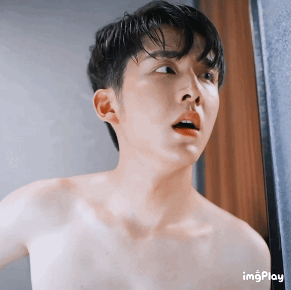 估计是因为现在的审美潮流,张新成不敢练出大块肌肉,但腹肌胸肌还是有