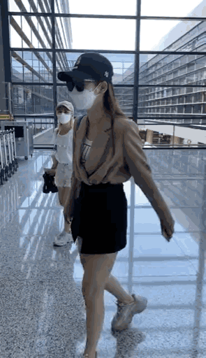 戚薇|“容易受伤的女人”戚薇又摔伤，下飞机直接送院，坐轮椅画面曝光