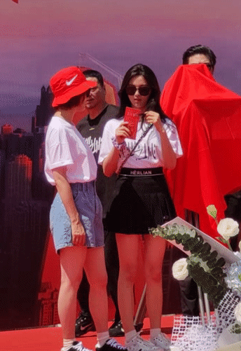 孙俪|孙俪再为角色剪发，伸手摸杨超越长发满是羡慕，动图暴露当妈后真实身材