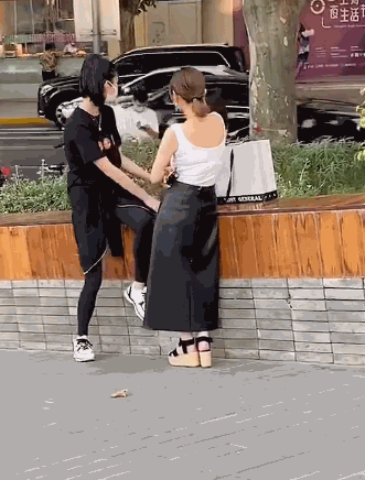 何猷君|网友偶遇奚梦瑶和好友逛街，已恢复超模身材，老公何猷君在家负责带儿子