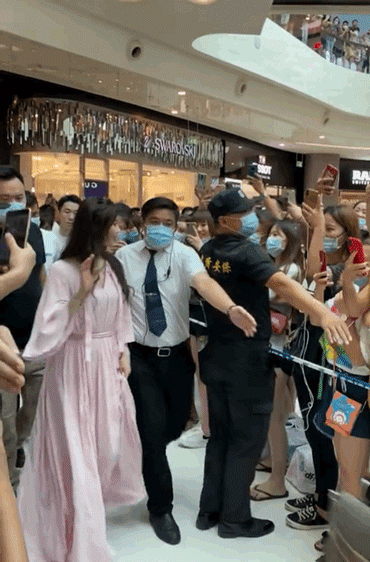 刘诗诗|刘诗诗活动生图真抗打，现场被扶着下台，待遇如公主般高贵