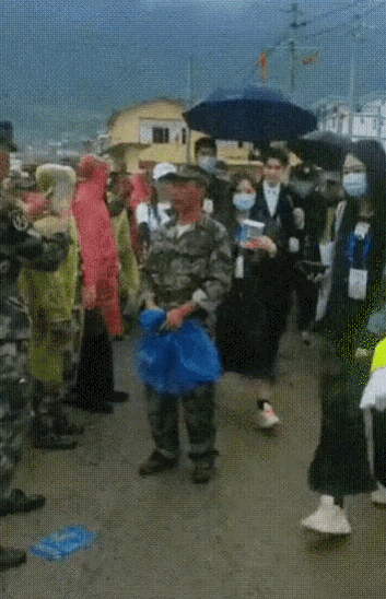 女主播|女主播曝顶流鲜肉下乡演出耍大牌：住当地顶级宾馆，嫌弃乡下饭菜