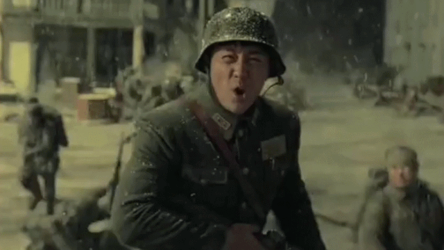 八佰|《八佰》三大演技败笔，杜淳的方言黄晓明的亮相，非专业演员太多